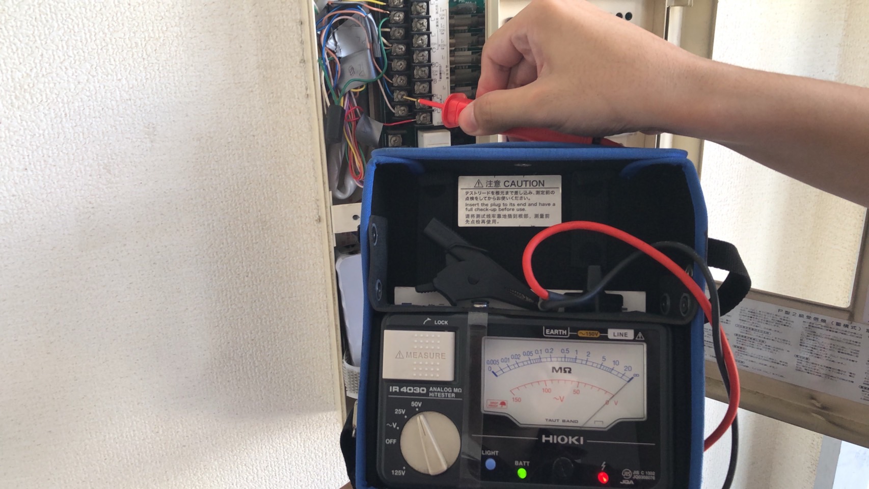 自動火災報知設備の受信機点検作業